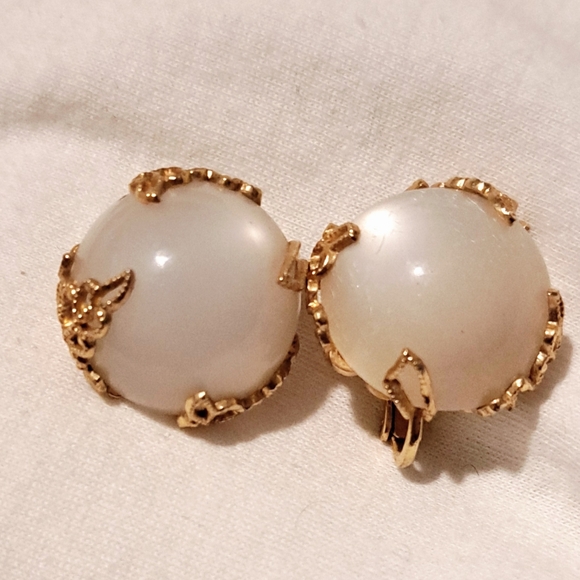 Napier Jewelry - Vintage Napier 1950 Goldtone White Monglow Clip Back Earring